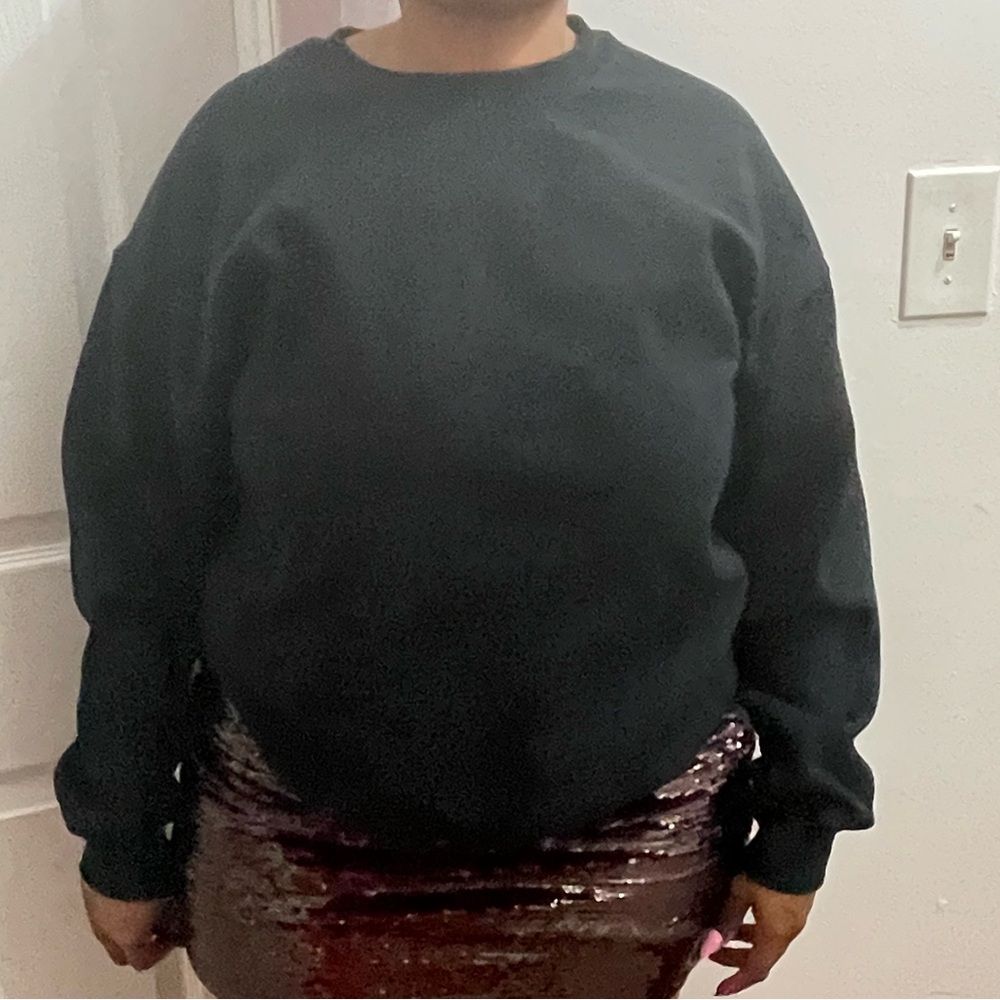 Black crewneck sweatshirt with a relaxed fit #loungewear #oversized